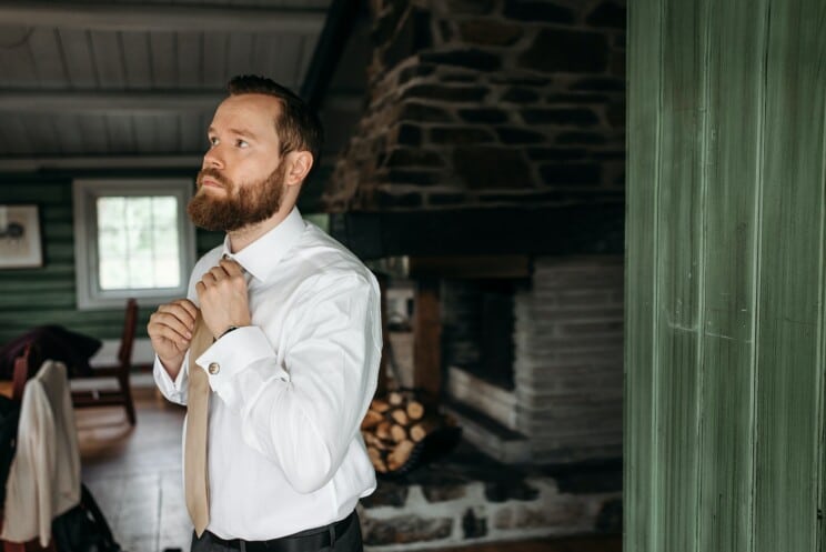 Do men need to wear a tie to a wedding?