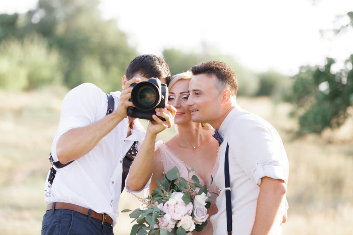 How can you tell if a wedding photographer is good?