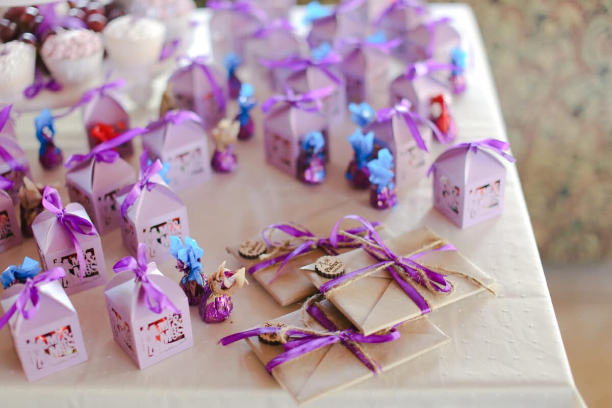 What is a normal amount to spend on wedding favors?