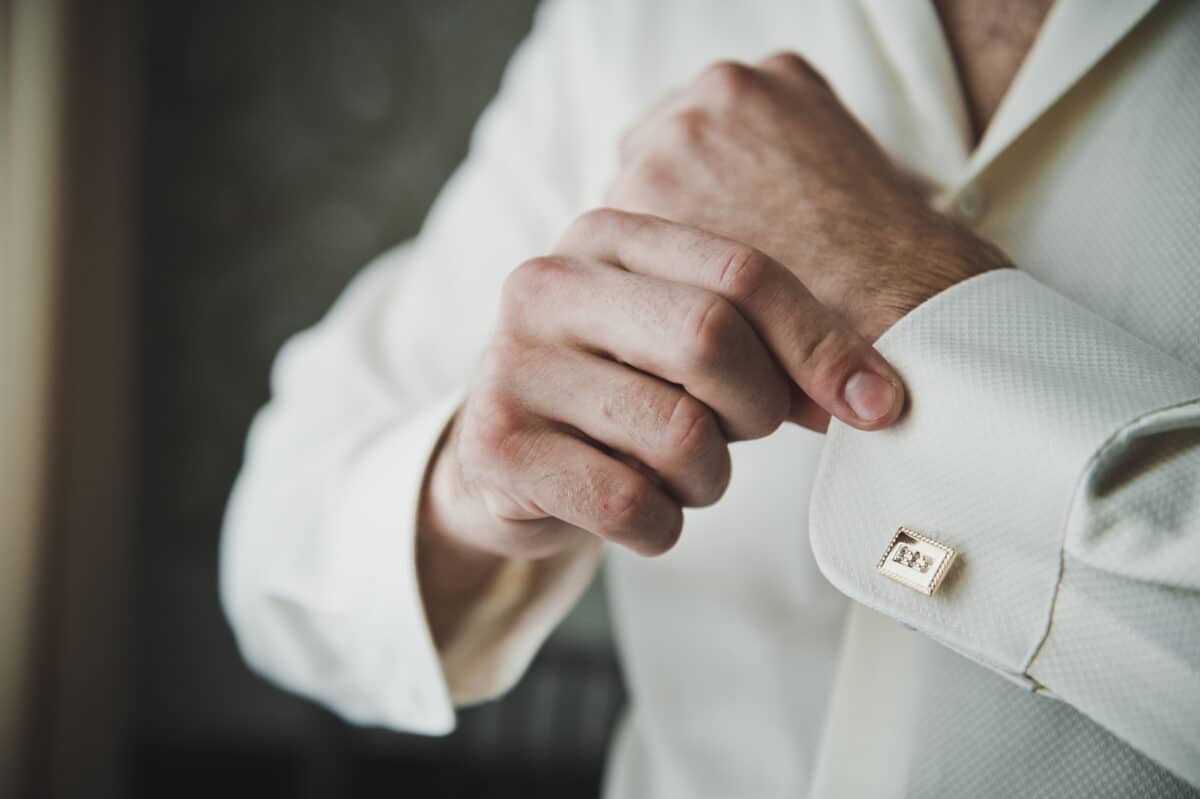 What is an appropriate wedding gift as a groomsman?