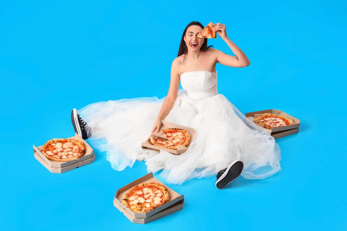 How much pizza do you serve at a wedding?