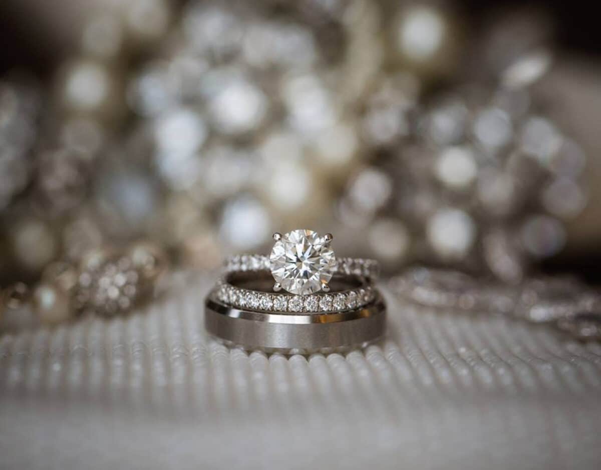 What does a round engagement ring mean?