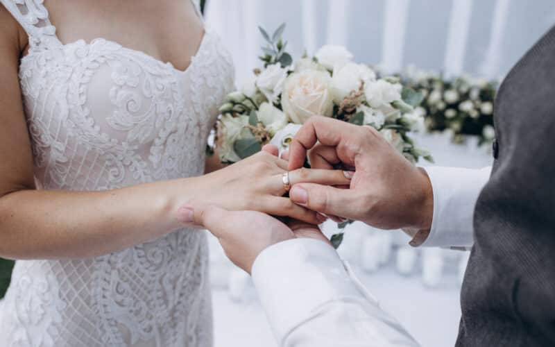 Which Hand Wedding Ring Female
