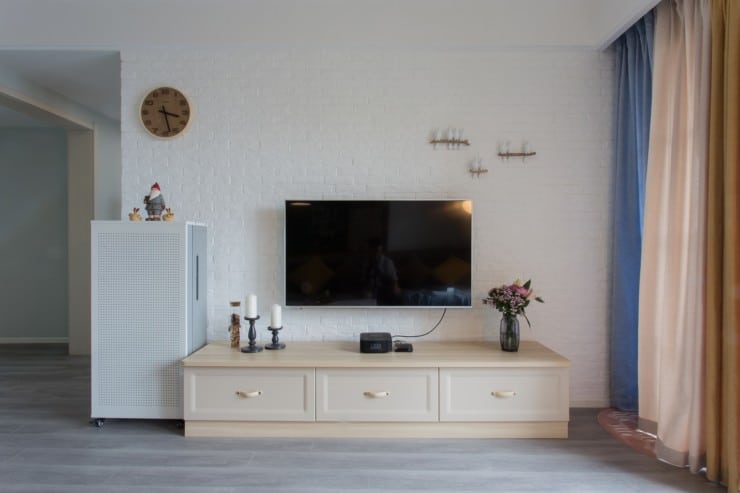 What is the right height for a TV in a bedroom?