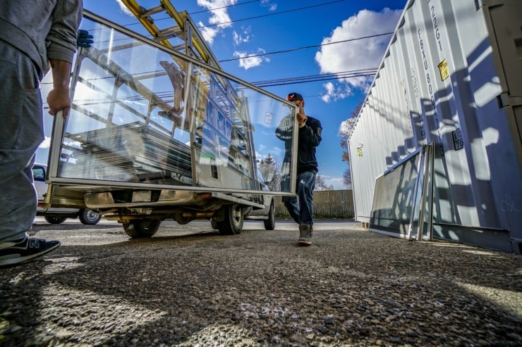 Laminated glass vs plexiglass: most effective soundproofing material